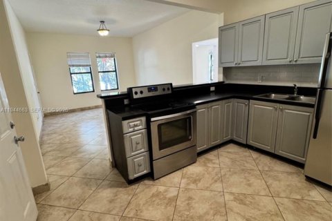 Apartment in Hollywood, Florida 2 bedrooms, 83.61 sq.m. № 2001952 - photo 3