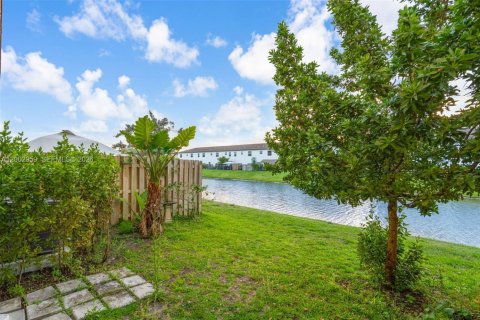 Townhouse in Miami, Florida 3 bedrooms, 157.47 sq.m. № 2066458 - photo 22