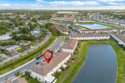 Townhouse in Miami, Florida 3 bedrooms, 157.47 sq.m. № 2066458 - photo 25