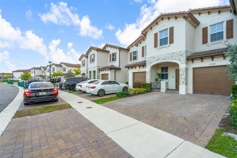 Townhouse in Miami, Florida 3 bedrooms, 157.47 sq.m. № 2066458 - photo 2