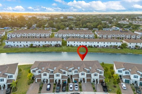 Townhouse in Miami, Florida 3 bedrooms, 157.47 sq.m. № 2066458 - photo 24