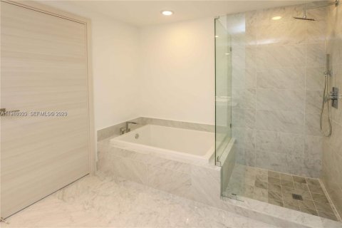 Condominio en alquiler en Miami, Florida, 1 dormitorio, 78.87 m2 № 2027777 - foto 15