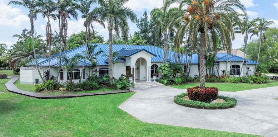 House in Homestead, Florida 5 bedrooms, 579.25 sq.m. № 1752707