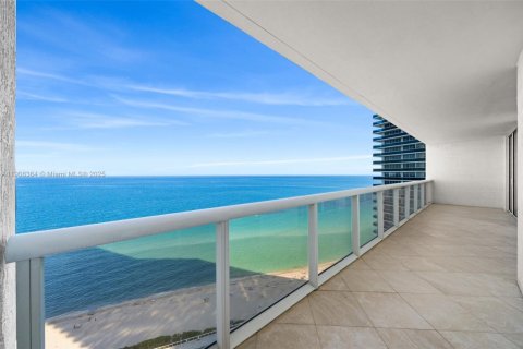 Condo in Hallandale Beach, Florida, 3 bedrooms  № 1969527 - photo 26