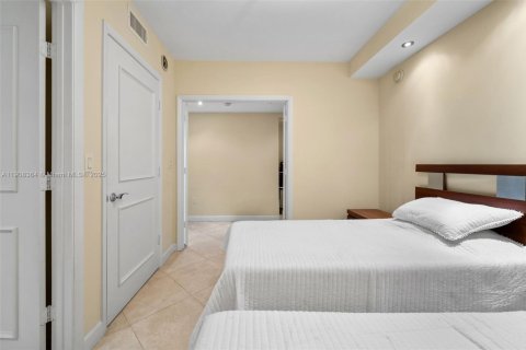 Condo in Hallandale Beach, Florida, 3 bedrooms  № 1969527 - photo 23