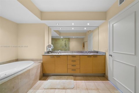 Condo in Hallandale Beach, Florida, 3 bedrooms  № 1969527 - photo 14