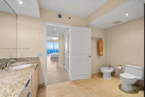 Condo in Hallandale Beach, Florida, 3 bedrooms  № 1969527 - photo 21