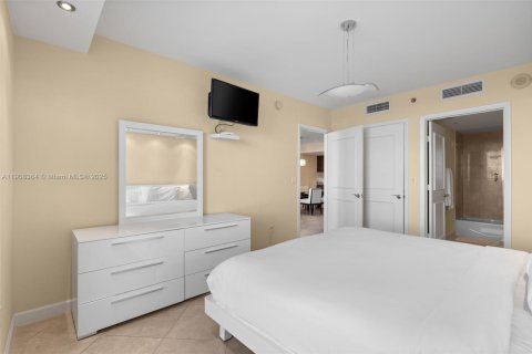 Condo in Hallandale Beach, Florida, 3 bedrooms  № 1969527 - photo 18
