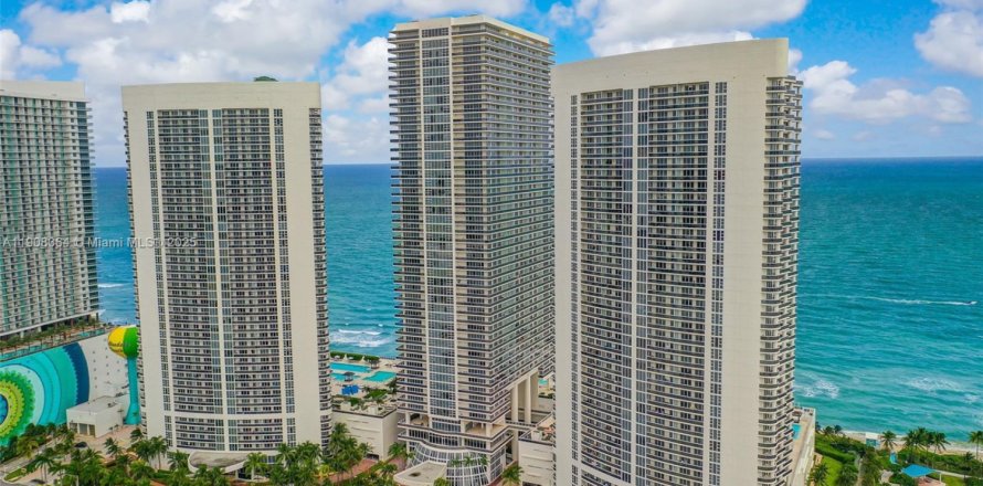 Condo in Hallandale Beach, Florida, 3 bedrooms  № 1969527