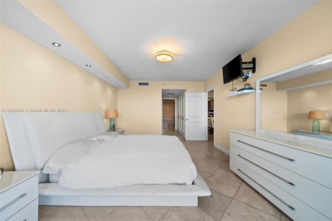 Condo in Hallandale Beach, Florida, 3 bedrooms  № 1969527 - photo 12