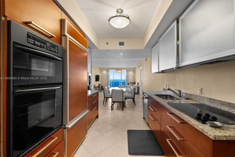 Condo in Hallandale Beach, Florida, 3 bedrooms  № 1969527 - photo 9