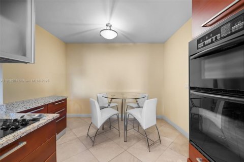 Condo in Hallandale Beach, Florida, 3 bedrooms  № 1969527 - photo 10
