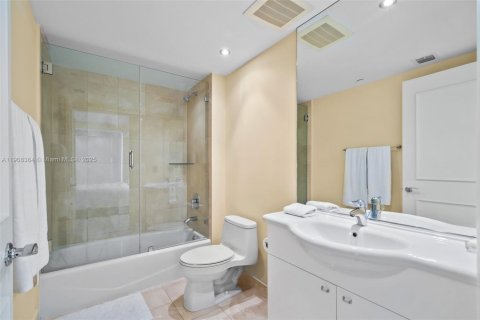 Condo in Hallandale Beach, Florida, 3 bedrooms  № 1969527 - photo 24