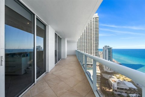 Condo in Hallandale Beach, Florida, 3 bedrooms  № 1969527 - photo 27