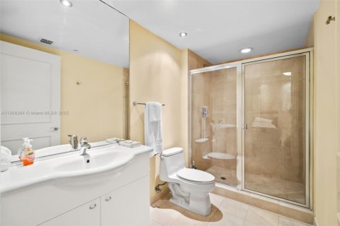 Condo in Hallandale Beach, Florida, 3 bedrooms  № 1969527 - photo 25