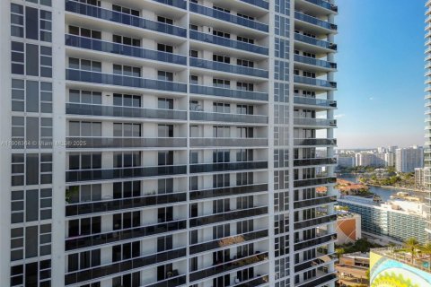 Condo in Hallandale Beach, Florida, 3 bedrooms  № 1969527 - photo 30