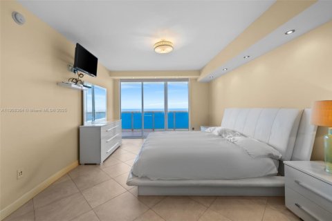 Condo in Hallandale Beach, Florida, 3 bedrooms  № 1969527 - photo 11