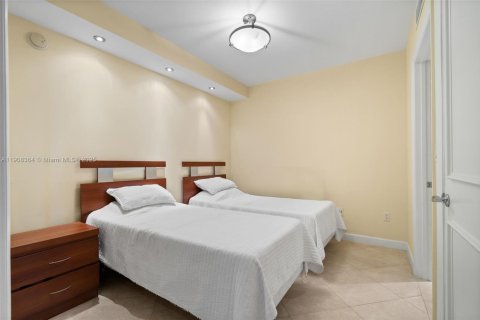 Condo in Hallandale Beach, Florida, 3 bedrooms  № 1969527 - photo 22