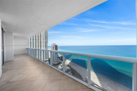 Condo in Hallandale Beach, Florida, 3 bedrooms  № 1969527 - photo 29