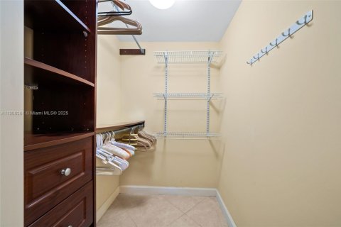 Condo in Hallandale Beach, Florida, 3 bedrooms  № 1969527 - photo 16