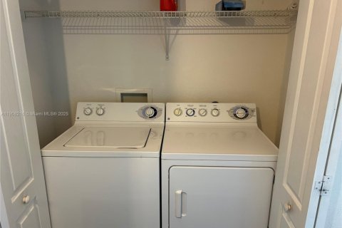 Снять в аренду кондоминиум в Саут-Майами, Флорида 3 спальни, 108.14м2, № 1973419 - фото 16