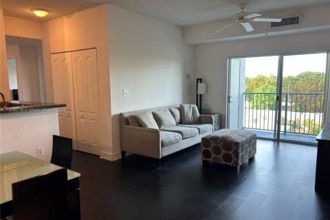 Снять в аренду кондоминиум в Саут-Майами, Флорида 3 спальни, 108.14м2, № 1973419 - фото 1