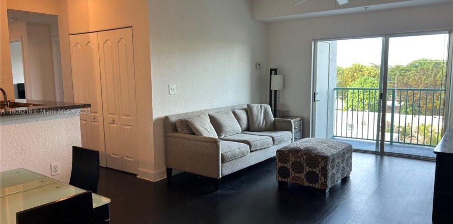 Кондоминиум с 3 спальнями в Саут-Майами, Флорида № 1973419