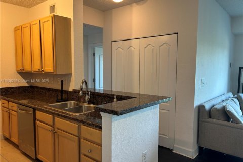 Снять в аренду кондоминиум в Саут-Майами, Флорида 3 спальни, 108.14м2, № 1973419 - фото 4