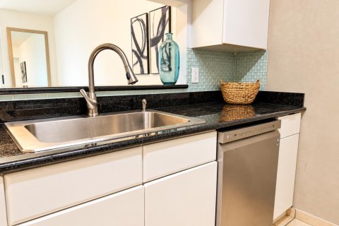 Condo in Miami, Florida, 1 bedroom № 2388388 - photo 8