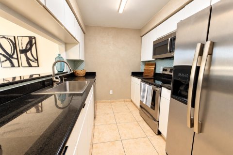 Condo in Miami, Florida, 1 bedroom № 2388388 - photo 4