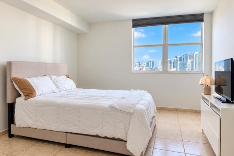 Condo in Miami, Florida, 1 bedroom № 2388388 - photo 10