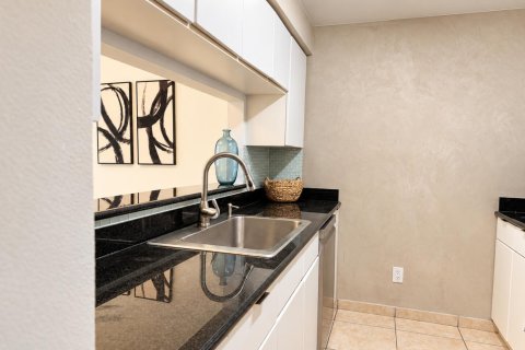 Condo in Miami, Florida, 1 bedroom № 2388388 - photo 5