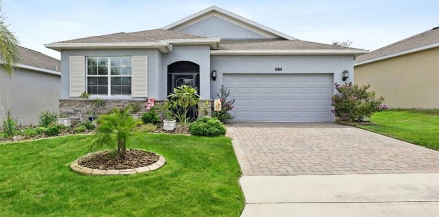 House in Clermont, Florida 3 bedrooms, 174.56 sq.m. № 2305217