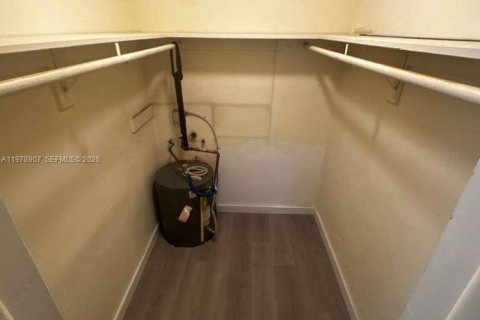 Copropriété à louer à Hollywood, Floride: 1 chambre, 59.46 m2 № 2179829 - photo 3