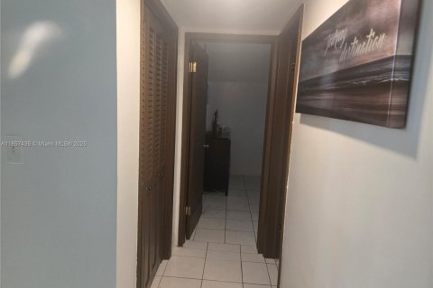 Copropriété à vendre à Hollywood, Floride: 2 chambres, 83.52 m2 № 1887808 - photo 21