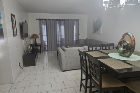 Copropriété à vendre à Hollywood, Floride: 2 chambres, 83.52 m2 № 1887808 - photo 10