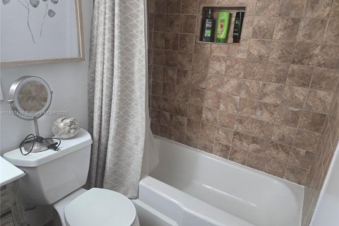 Copropriété à vendre à Hollywood, Floride: 2 chambres, 83.52 m2 № 1887808 - photo 22