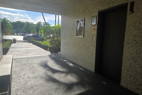 Copropriété à vendre à Hollywood, Floride: 2 chambres, 83.52 m2 № 1887808 - photo 3