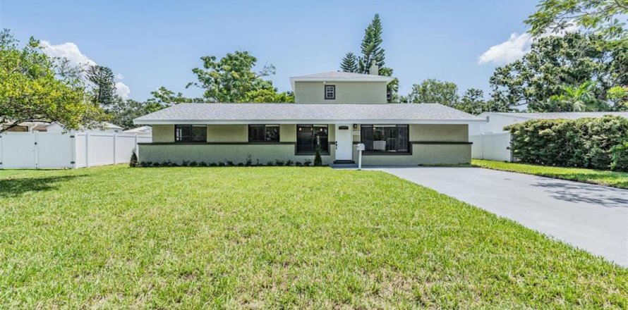 Villa ou maison à Saint Petersburg, Floride 5 chambres, 226.96 m2 № 1851885