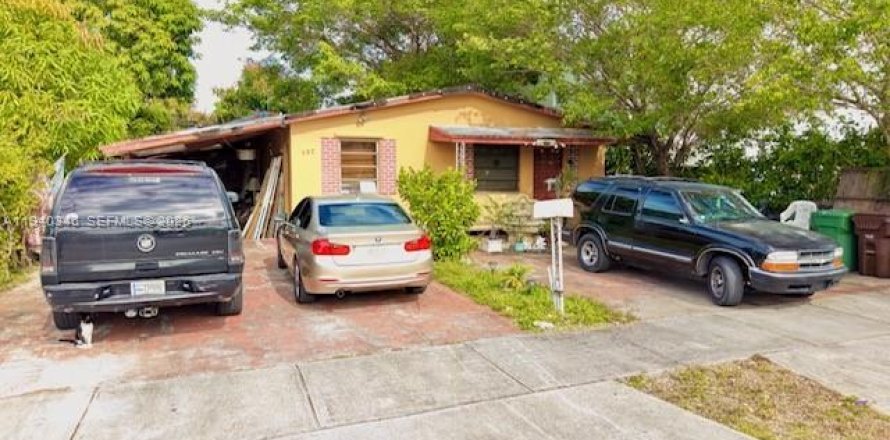 Villa ou maison à Hialeah, Floride 5 chambres, 201.23 m2 № 1998134