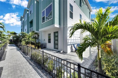 Touwnhouse à vendre à Saint Petersburg, Floride: 2 chambres, 190.91 m2 № 1523319 - photo 2