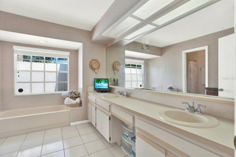 House in Tampa, Florida 4 bedrooms, 205.13 sq.m. № 1901262 - photo 12