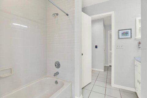 House in Tampa, Florida 4 bedrooms, 205.13 sq.m. № 1901262 - photo 16