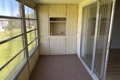 Снять в аренду кондоминиум в Маргит, Флорида 2 спальни, 91.97м2, № 1956183 - фото 1