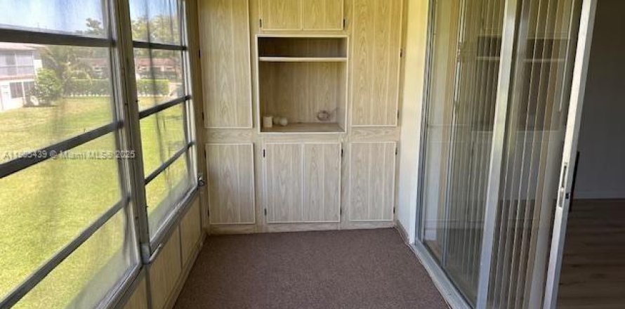 Кондоминиум с 2 спальнями в Маргит, Флорида № 1956183