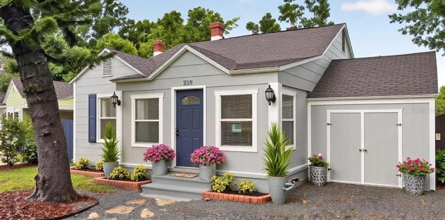 House in Saint Petersburg, Florida 3 bedrooms, 117.06 sq.m. № 2223440