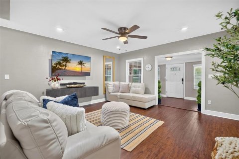 House in Saint Petersburg, Florida 3 bedrooms, 117.06 sq.m. № 2223440 - photo 5