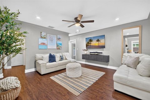 House in Saint Petersburg, Florida 3 bedrooms, 117.06 sq.m. № 2223440 - photo 4