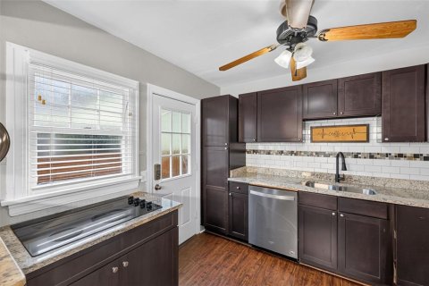 House in Saint Petersburg, Florida 3 bedrooms, 117.06 sq.m. № 2223440 - photo 8
