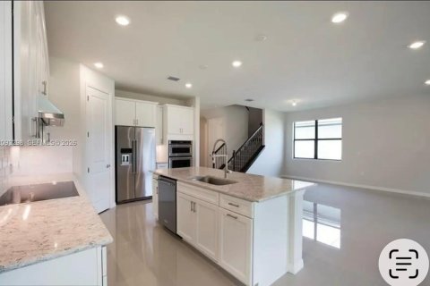 House in Tamarac, Florida 4 bedrooms, 239.87 sq.m. № 2378637 - photo 3